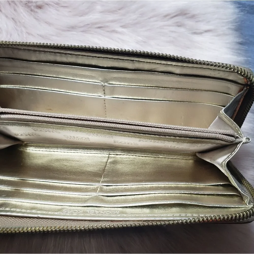 100% authentic Micheal Kors jet set wallet
